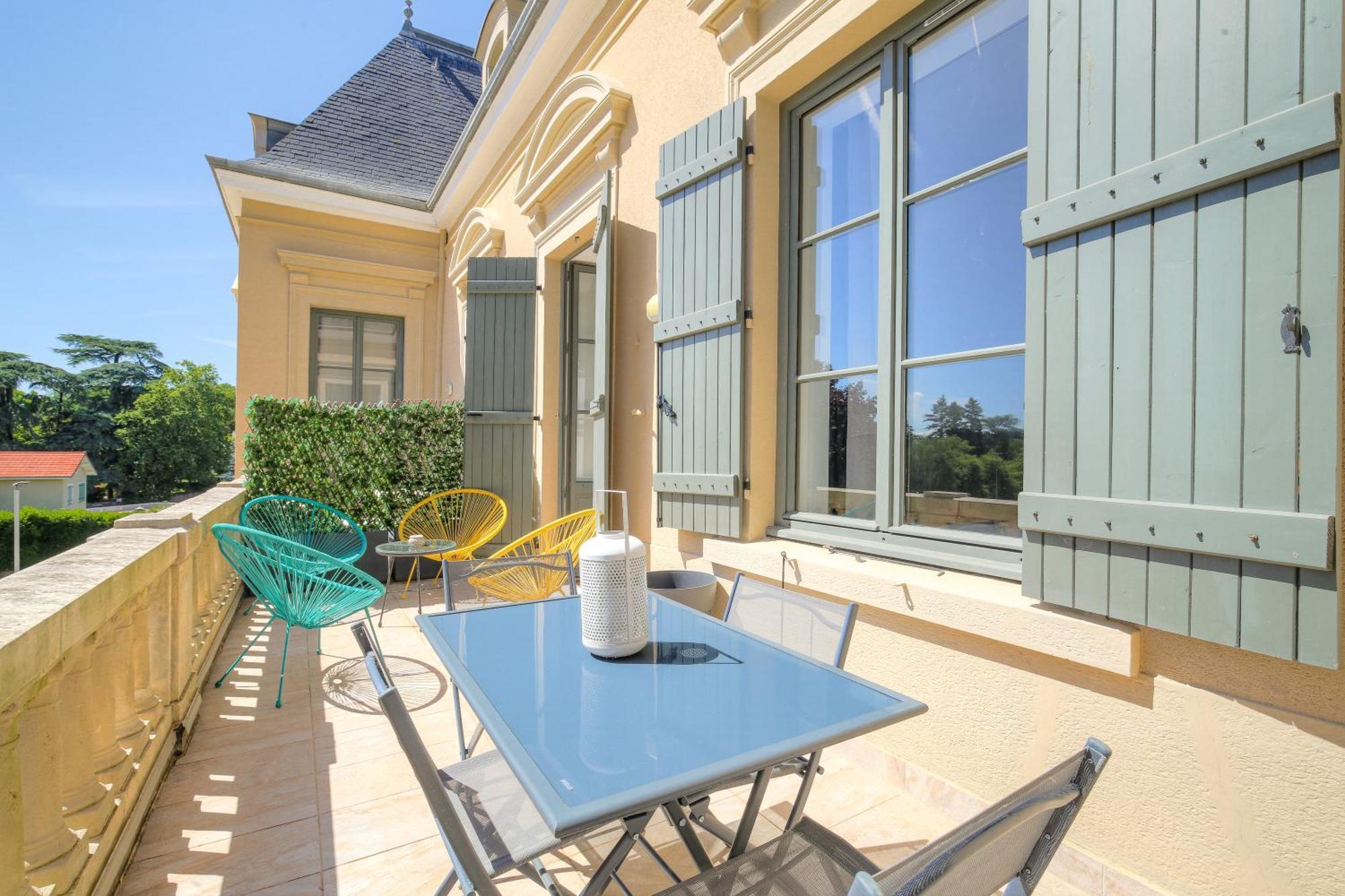 Chateau Ecully - Appartement 2 Chambres - Terrasse & Parking Extérieur photo