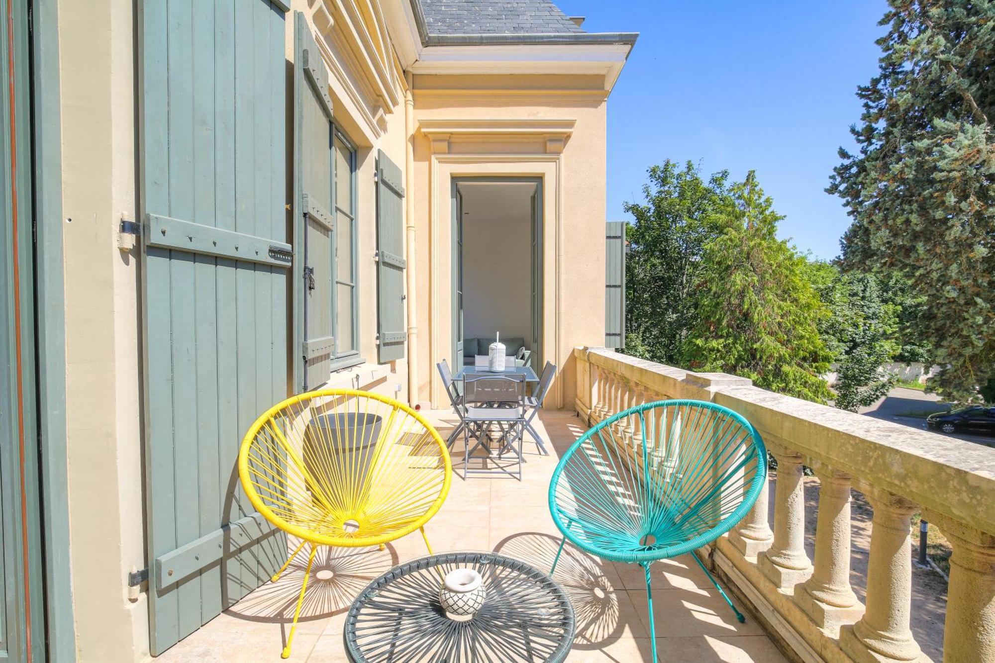 Chateau Ecully - Appartement 2 Chambres - Terrasse & Parking Extérieur photo