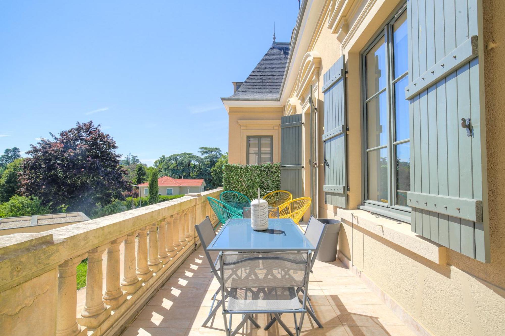 Chateau Ecully - Appartement 2 Chambres - Terrasse & Parking Extérieur photo
