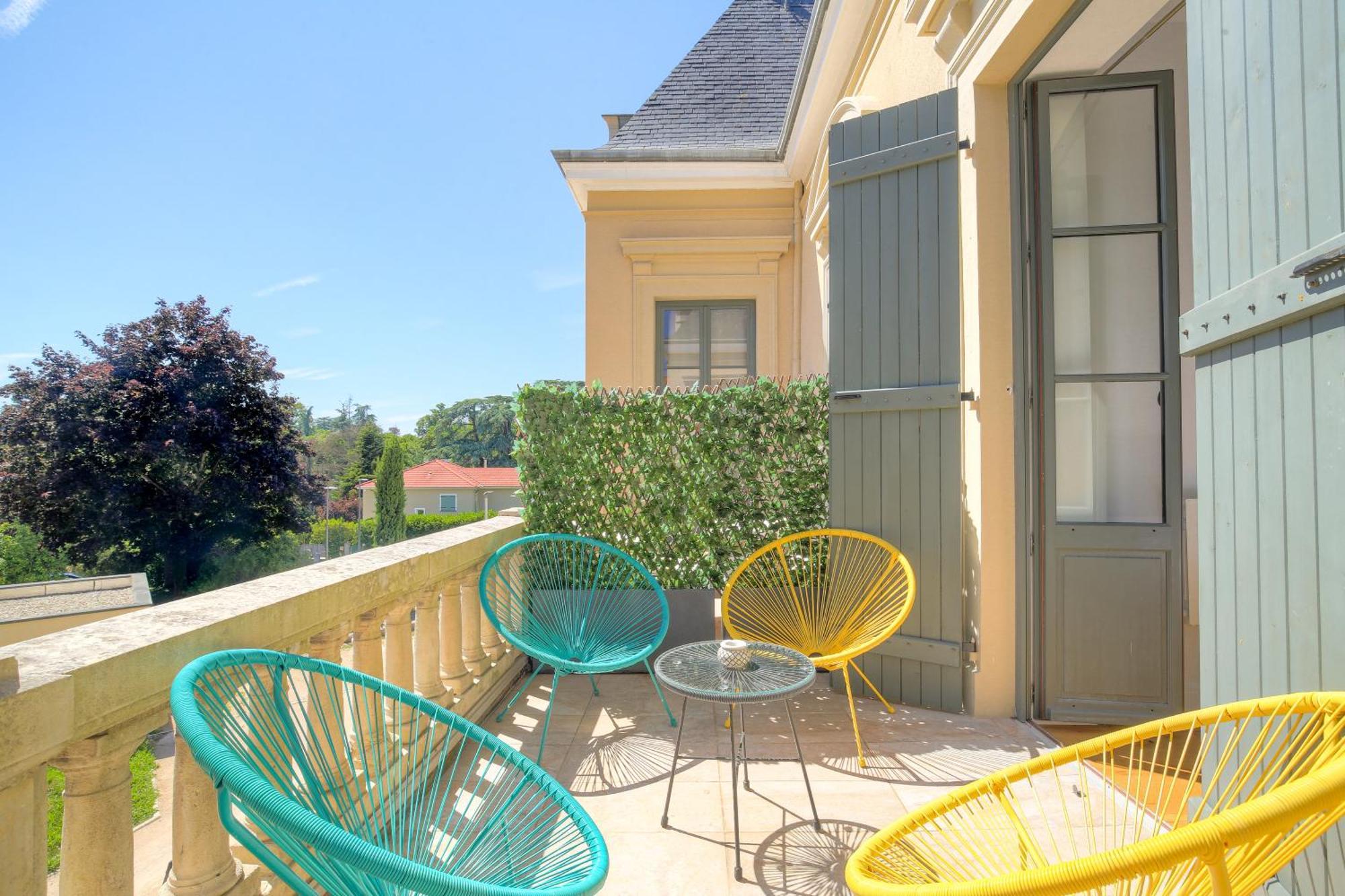 Chateau Ecully - Appartement 2 Chambres - Terrasse & Parking Extérieur photo