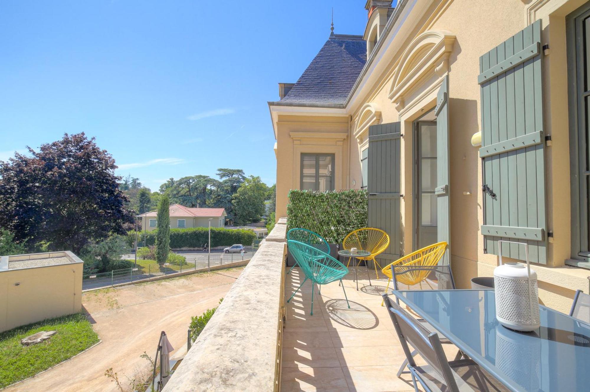 Chateau Ecully - Appartement 2 Chambres - Terrasse & Parking Extérieur photo